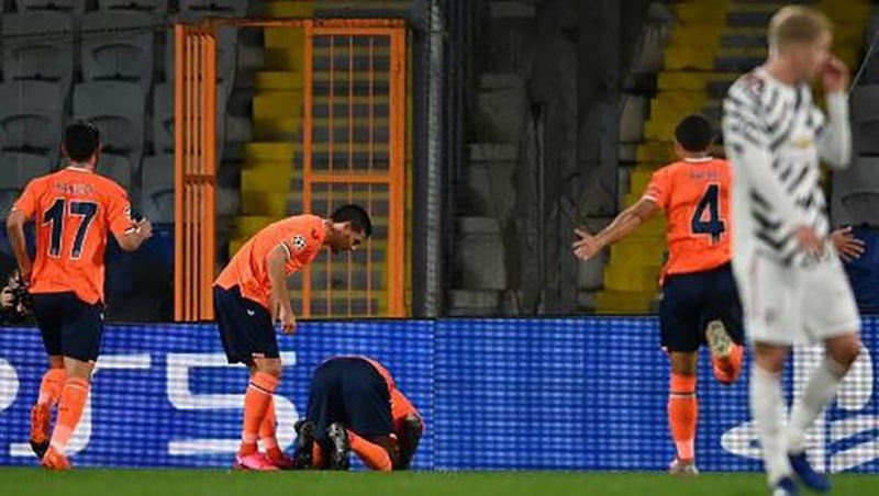 Penyerang Instanbul Basaksehir, Demba Ba (bersujud), usai mencetak gol ke jala Manchester United dalam laga Grup G Liga Champhions. (AFP/METRO)